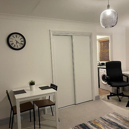 Stunning Studio Flat - Free Parking - 3 Min From Sutton Station Apartment ภายนอก รูปภาพ
