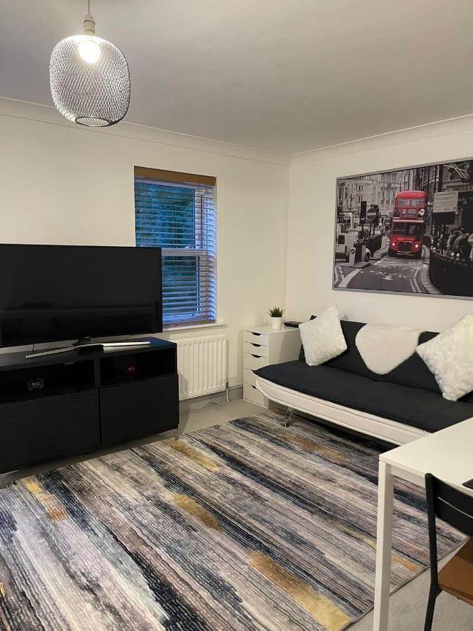 Stunning Studio Flat - Free Parking - 3 Min From Sutton Station Apartment ภายนอก รูปภาพ