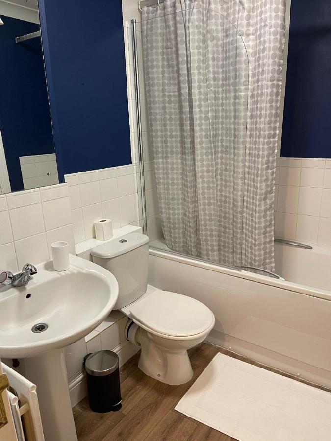 Stunning Studio Flat - Free Parking - 3 Min From Sutton Station Apartment ภายนอก รูปภาพ