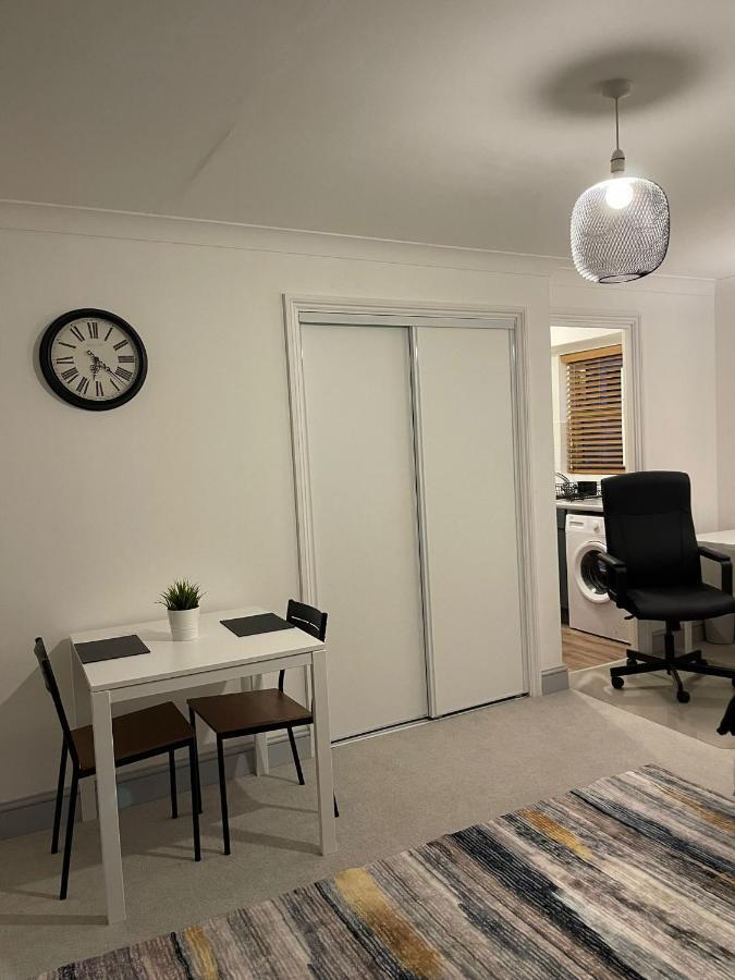 Stunning Studio Flat - Free Parking - 3 Min From Sutton Station Apartment ภายนอก รูปภาพ