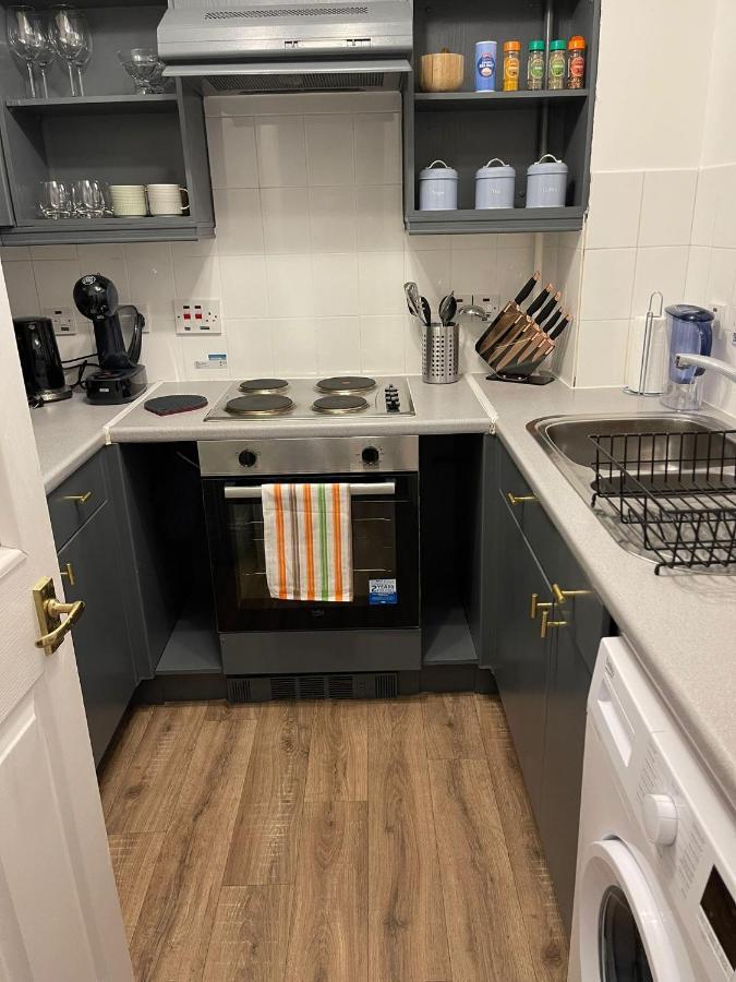 Stunning Studio Flat - Free Parking - 3 Min From Sutton Station Apartment ภายนอก รูปภาพ