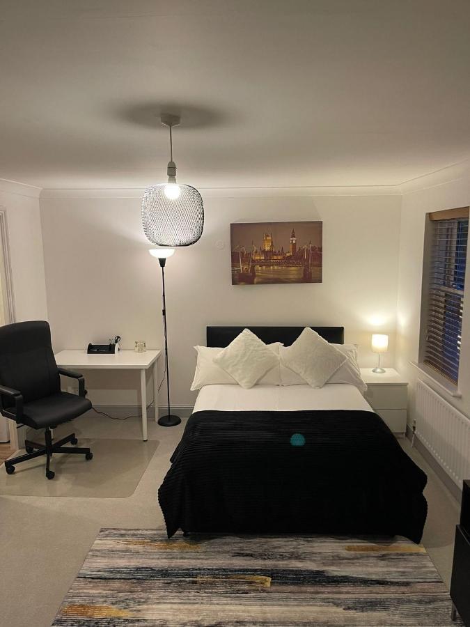 Stunning Studio Flat - Free Parking - 3 Min From Sutton Station Apartment ภายนอก รูปภาพ