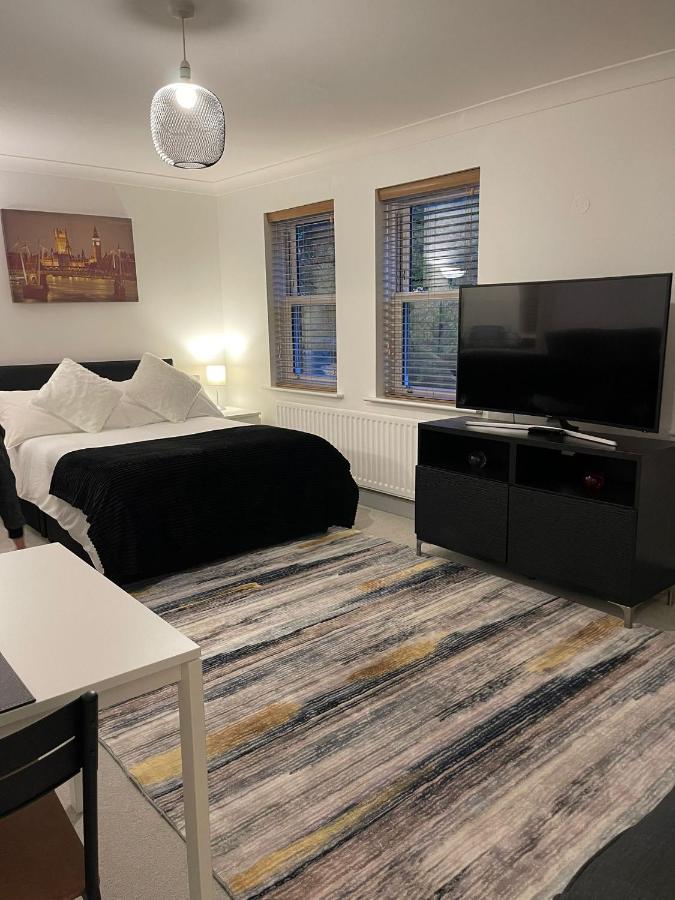 Stunning Studio Flat - Free Parking - 3 Min From Sutton Station Apartment ภายนอก รูปภาพ